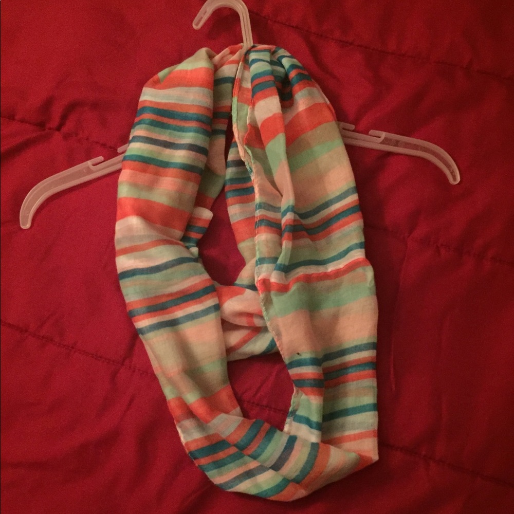 2 infinity scarfs🧣